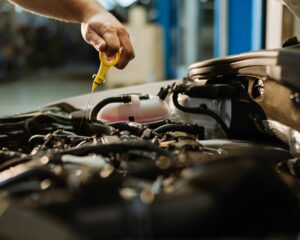 Test de niveau d'huile du moteur d'une voiture