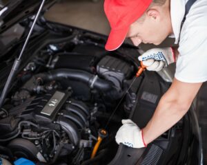 Mécanicien en train de faire la vidange d'une voiture