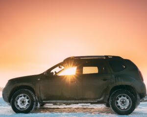 Dacia duster au soleil couchant