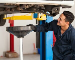 Jeune homme en train d'effectuer une vidange