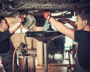 Deux garagistes qui font une vidange