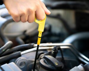 Vérification du niveau d'huile d'une voiture