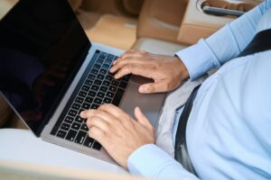 Homme mettant sa voiture sur internet