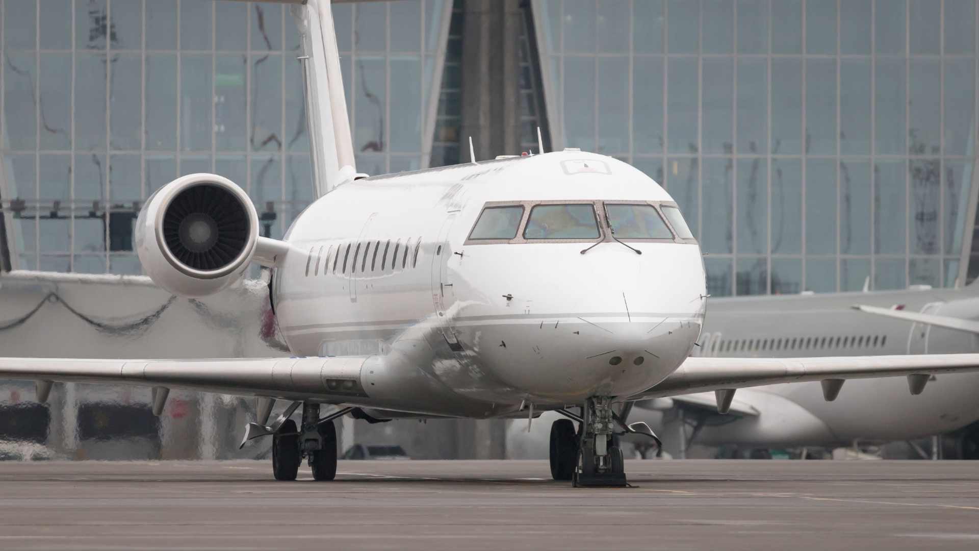 Avion de ligne à l'aéroport