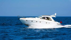 Bateau jeanneau dans la mer