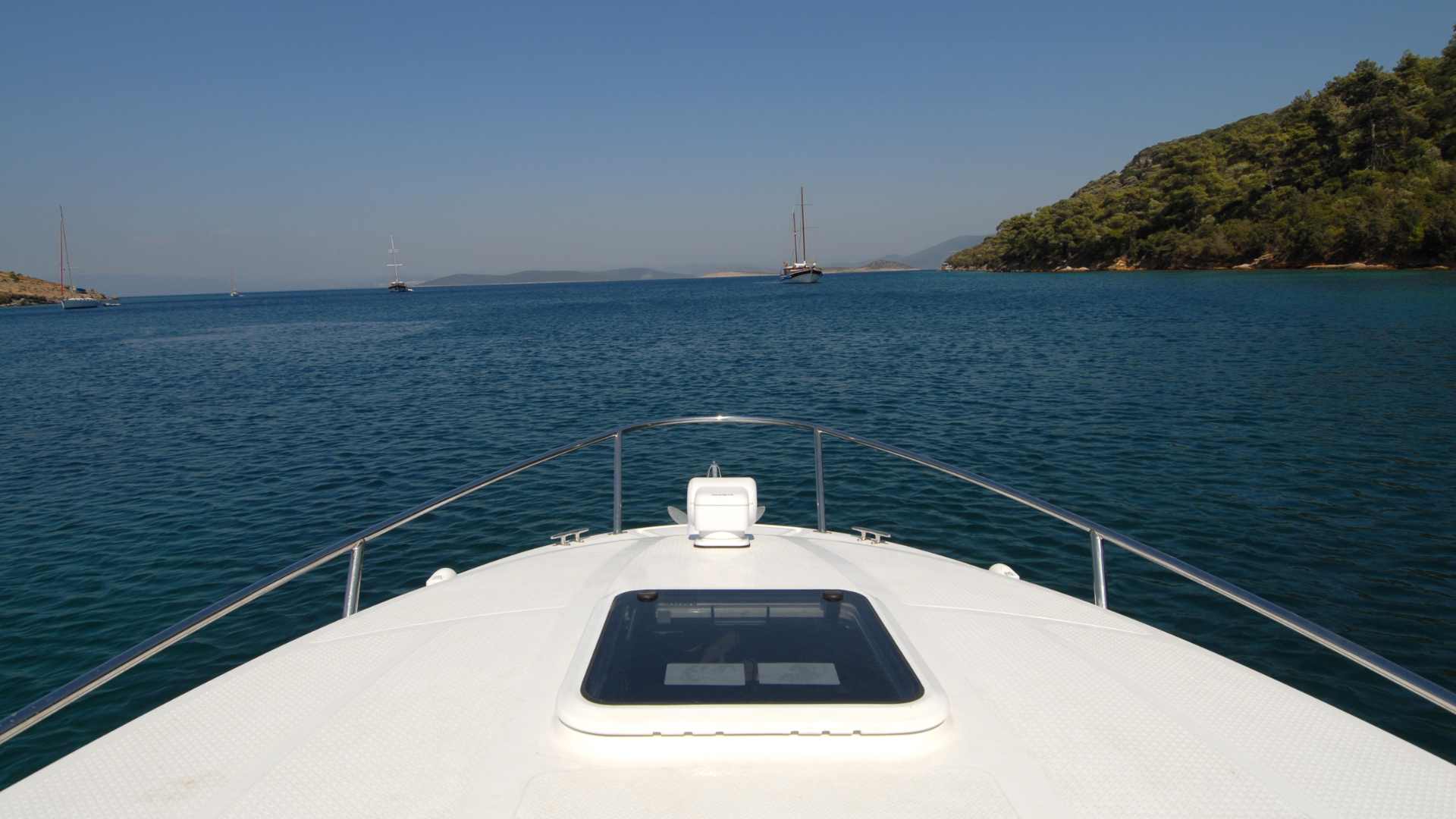 Avant d'un bateau qui navigue sur l'eau
