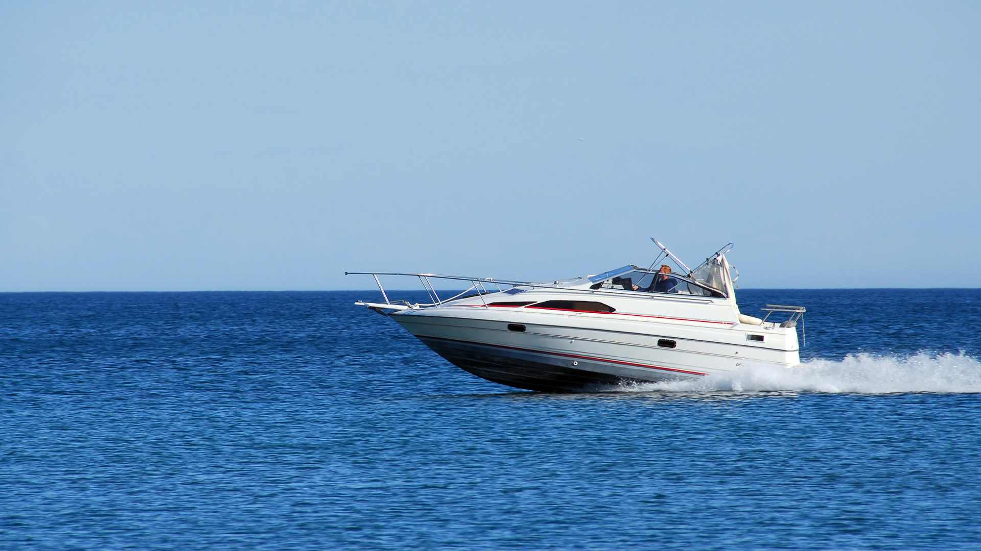 Bateau Jeanneau sur l'eau