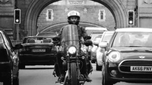 Homme sur une moto en ville