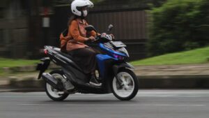 femme sur une moto Honda