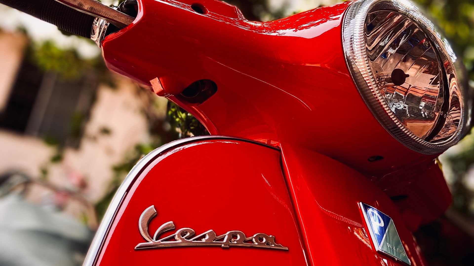 Vespa rouge vue de près