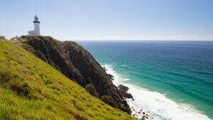 Phare sur une colline au dessus de la mer