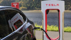 Voiture tesla qui charge